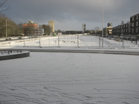 907691 Gezicht over het besneeuwde bouwterrein tussen de Talmalaan en de Troelstralaan (rechts) te Utrecht, vanaf de ...